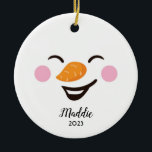 Schattige, Jolly Snowman Gepersonaliseerde Naam, J Keramisch Ornament<br><div class="desc">Dit schattige,  lachende sneeuwmangezicht met rooskleurige wangen is het perfecte cadeau voor je kinderen of wie dan ook! Kan worden gepersonaliseerd met een naam en datum op de voorkant en een bericht op de achterkant.</div>