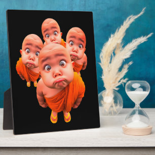 Schattige Jonge Monnik Minimalistische Oranje Robe Fotoplaat
