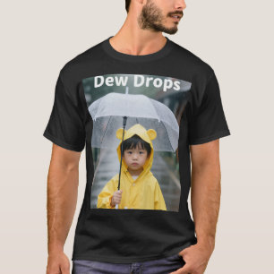 Schattige Jongen in Gele Regenjas Regenachtige Dag T-shirt
