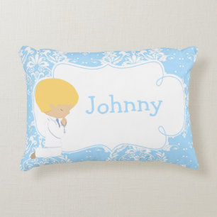 Schattige jongenskind die bidt en gedicht accent kussen