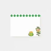 Schattige kabouter, geluks shamrocks & pot met gou post-it® notes (Voorkant)
