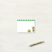 Schattige kabouter, geluks shamrocks & pot met gou post-it® notes (Op bureau)