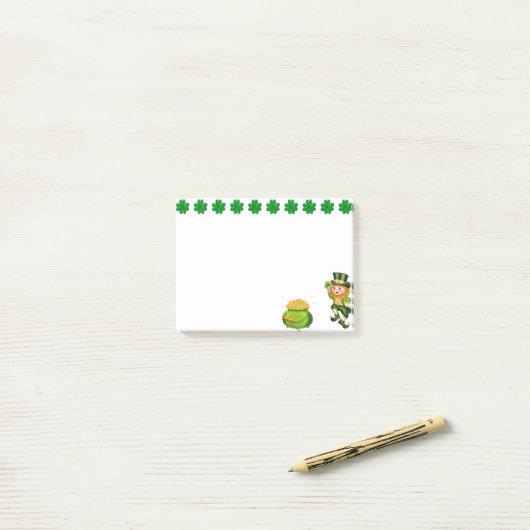Schattige kabouter, geluks shamrocks & pot met gou post-it® notes (Op bureau)