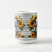 Schattige kalf in metalen emmer met levendige zonn koffiemok (Center)