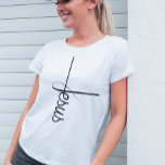 Schattige Kalligrafie Cross Jesus T-shirt<br><div class="desc">Verhoog je op geloof geïnspireerde mode met ons Jesus T-shirt - een harmonieuze mix van elegante kalligrafie en minimalistische typografie. Dit smaakvol ontworpen shirt overstijgt louter kleding; het wordt een draagbare uiting van je toewijding en eerbied. **Belangrijkste kenmerken:** 1. **Elegante kalligrafie:** Ons Jezus T-shirt toont de naam van Jezus in...</div>