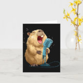 Schattige Karaoke Capybara met Microfoon voor Grap Kaart (Gele Bloem)