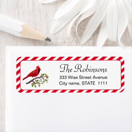 Schattige kardinaal met Holly Leaves op White Labe Etiket (Insitu)