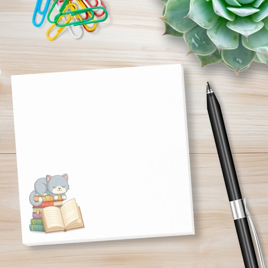 Schattige kat bovenop een stapel boeken post-it® notes