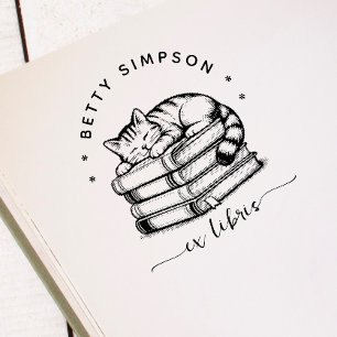 Schattige kat die op een stapel boeken ligt Aangep Zelfinktende Stempel