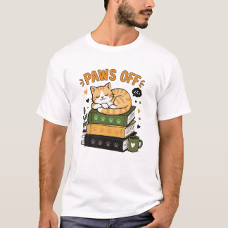 Schattige kat die slaapt op boeken Grappige poten T-shirt
