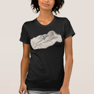 Schattige kat die zich uitrekt en speelt met veren t-shirt