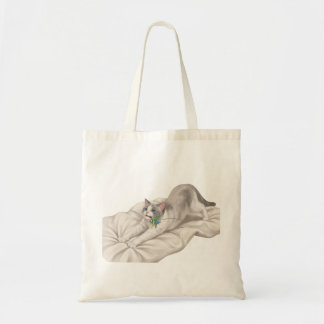 Schattige kat die zich uitrekt en speelt met veren tote bag