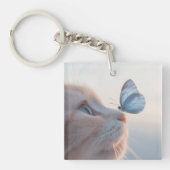 Schattige kat en blauwe vlinder sleutelhanger (voorkant)