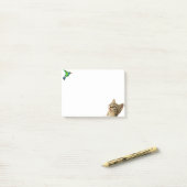 Schattige kat en kleine vogel post-it® notes (Op bureau)
