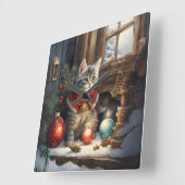 Schattige kat in rode kaap met kerst vierkante klok (Hoek)