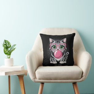 Schattige kat kitty eet kauwgom en maakt een grapp kussen