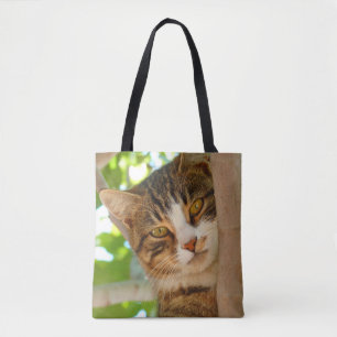 Schattige kat klimt in een boom tote bag