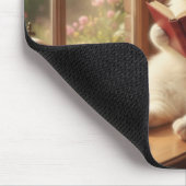 Schattige Kat Leest Muismat (Hoek)