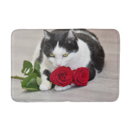 Schattige kat met de rode roos badmat