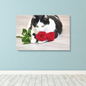 Schattige kat met de rode roos canvas afdruk (Insitu (Houten vloer))