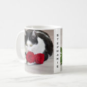 Schattige kat met de rode roos koffiemok (Voorkant links)