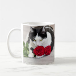 Schattige kat met de rode roos koffiemok