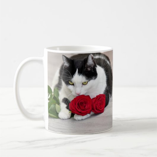 Schattige kat met de rode roos koffiemok (Links)