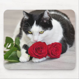 Schattige kat met de rode roos muismat