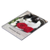 Schattige kat met de rode roos notitieboek (Linkerzijde)