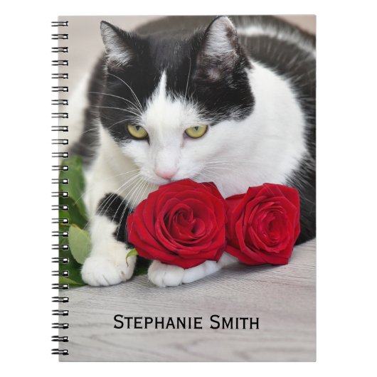 Schattige kat met de rode roos notitieboek (Voorkant)