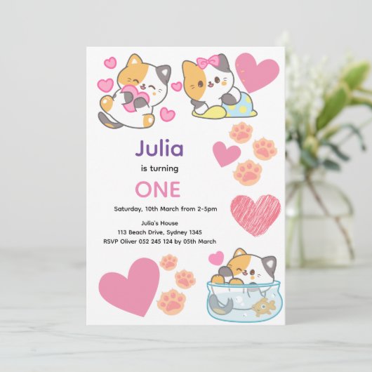 Schattige kat met harten baby meisje verjaardag kaart (Staand voorkant)