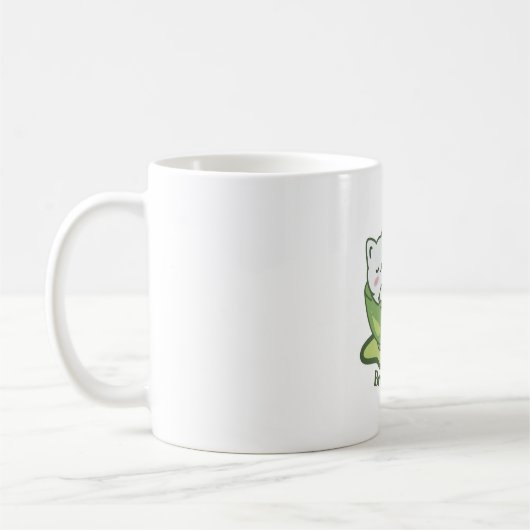Schattige kat met matcha-drank koffiemok (Links)