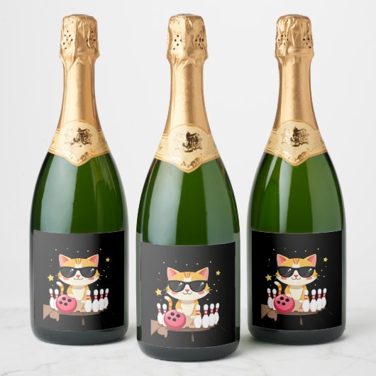 Schattige kat met zonnebril Kat speelt bowling voo Sparkling Wijnetiket (Flessen)