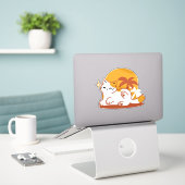 Schattige kat ontspannen in de zon - zomerhuisdier sticker (Laptop op bureau)