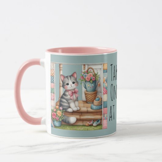 Schattige Kat op Bloemenperk Stoep Patchwork Mok (Links)