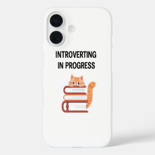 Schattige kat op boeken "Introvert in ontwikkeling iPhone 16 Hoesje
