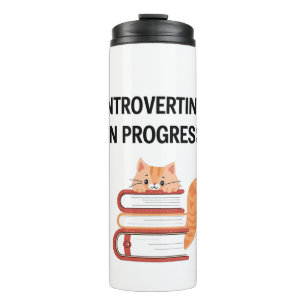 Schattige kat op boeken "Introvert in ontwikkeling Thermosbeker