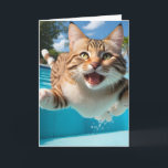 Schattige Kat Vliegende Zwemmende Duikende Zwembad Kaart<br><div class="desc">Gelukkige kat duikt het water in en kijkt recht naar je.  De kitty is óf echt blij óf gilt “Help!”  😂</div>