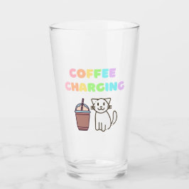 schattige kat voor het laden van koffie glas