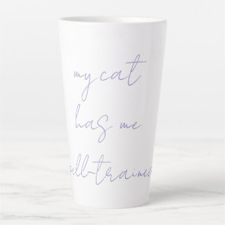 Schattige kat zegt latte mok
