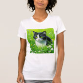 Schattige kat zitten in een veld van Daisies T-shirt (Voorkant)