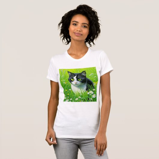 Schattige kat zitten in een veld van Daisies T-shirt (Voorkant volledig)