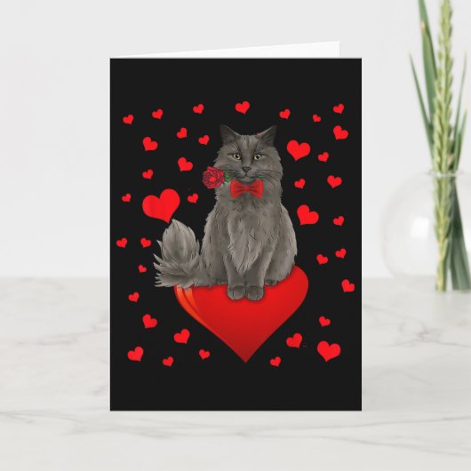 Schattige kat zittend op groot hart kaart (Voorkant)