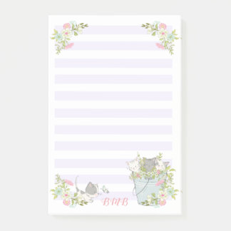 Schattige katjes in een emmer post-it® notes