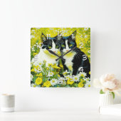 Schattige katten zitten in een veld van Daisies Vierkante Klok (Huis)