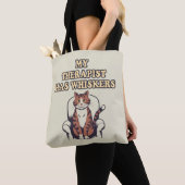 Schattige kattencitaat "Mijn therapeut heeft whisk Tote Bag (Dichtbij)