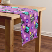 Schattige kattenpatroon in Violet Medium Table Run Medium Tafelloper (Voorbeeld)