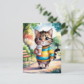 Schattige kattenwandeling in het park met koffie briefkaart (Staand voorkant)