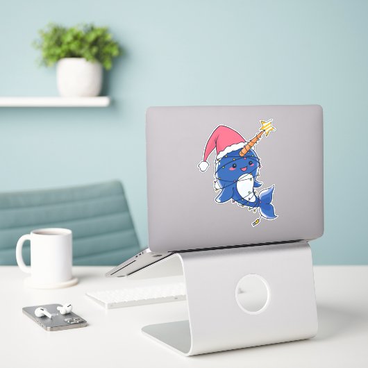 Schattige Kawaii Kerst Narwal Sticker (Laptop op bureau)