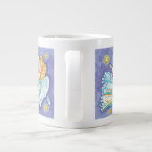 Schattige kerst, engel-muzikant die op haar hoorn  grote koffiekop (Achterkant)